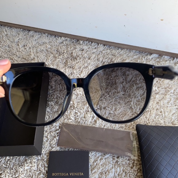 Bottega Venetta Black Round sunglasses - Picture 7 of 8